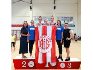 Antalyasporlu cimnastikçiler madalyaları topladı