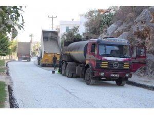 Finike’de alt yapı çalışmasında bozulan yollar asfaltlanıyor