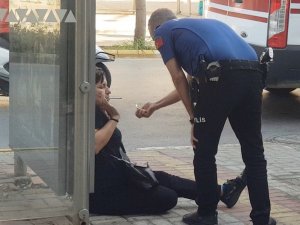 Polisin elindeki bıçağı alıp sakinleştirdiği kadın, çantasından ikinci bıçağı çıkardı