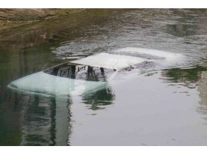 Adana’da otomobil sulama kanalına düştü, sürücü halatla kurtarıldı