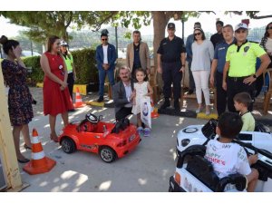 Kumluca’da minik öğrencilere akülü arabalarla uygulamalı trafik eğitimi verildi