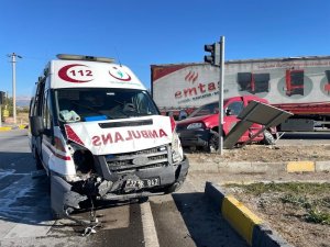 Isparta’da ambulans ile hafif ticari araç çarpıştı: 1 ölü, 6 yaralı