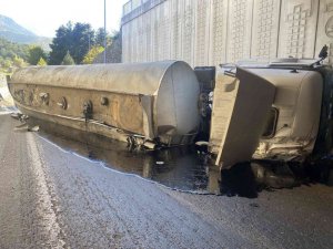 Adana’da asfalt yüklü tır devrildi: 1 yaralı