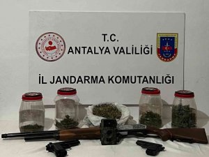 Antalya’da 900 gram esrar ele geçirildi