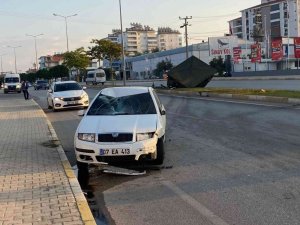 Antalya’da otomobil sulama deposuna çarptı: 1 yaralı