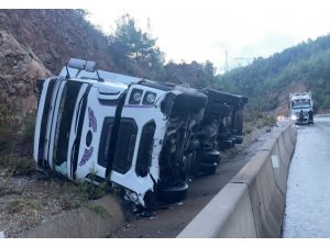 Bariyere çarpan tır şarampole devrildi: 1 yaralı