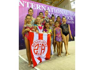 Antalyasporlu jimnastikçiler Tiflis’te kürsüden inmedi
