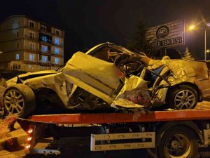 Isparta’da meydana gelen kazada otomobil hurdaya döndü: 2 yaralı