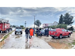 Antalya’da sağanak yağışta araçlar yollarda kaldı