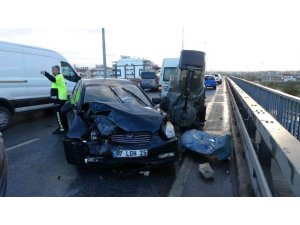 Antalya’da otomobil kamyonete bağlı iş makinesine çarptı: 1 yaralı