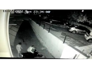 Motosiklet hırsızları güvenlik kamerasına yakalandı