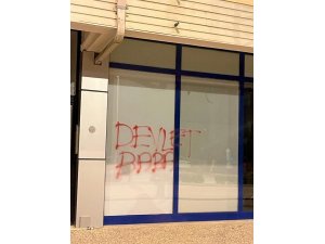 Zincir marketin camını taşla kırıp “Devlet baba” yazdılar