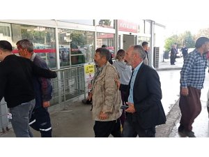 Adana’da çifte römorkun devrilmesi sonucu 34 işçi yaralandı