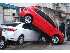 Kumluca’da sel araçları üst üste çıkardı