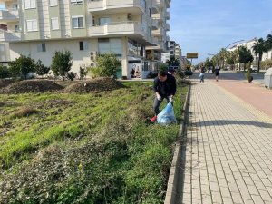 Gazipaşa’da yaşayan yerleşik Ruslar, cadde ve sokaklarda çöp topladı