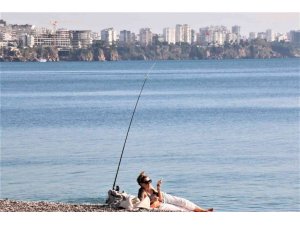 Hava sıcaklığının 19 derece olduğu Antalya’da sahiller yaz günlerini aratmadı