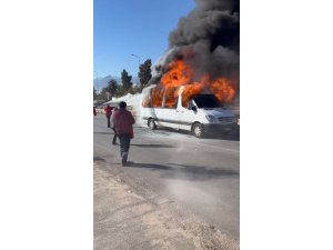 Antalya’da servis minibüsü alevlere teslim oldu