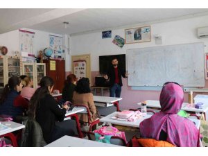 Alanya’nın tek köy yaşam merkezinde öğrenci ve veliler birlikte eğitim alıyor