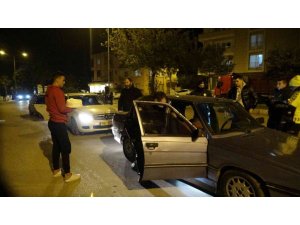 Adanalı gençlerden görev yapan polislere tatlı ikramı