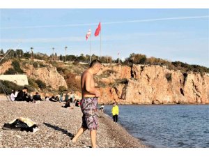 Soğuk hava öncesi Antalya’da 18 derecede deniz keyfi