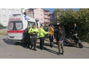 Kaskı sayesinde ölümden döndü, motosikletini emanet etmeden ambulansa binmedi