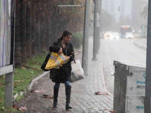 Antalya’da dalgalar falezleri dövdü, denizin rengi değişti