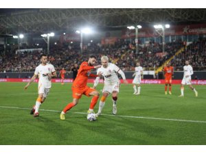 Ziraat Türkiye Kupası: Alanyaspor: 0 - Galatasaray: 2 (İlk yarı)