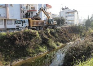 Manavgat Belediyesi heyelandan zarar gören kanal kenarını düzenliyor