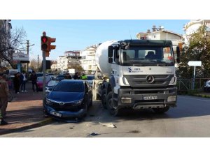 Beton mikserinin çarptığı otomobil trafik ışığına vurarak durabildi