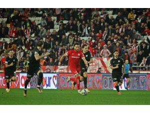Spor Toto Süper Lig: FTA Antalyaspor: 1 - Ümraniyespor: 1 (İlk yarı)