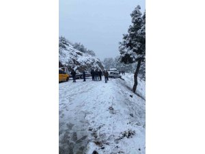 Burdur’da kar yağışına hazırlıksız yakalanan sürücüler yollarda kaldı