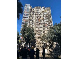 Artçı depremde binalar yıkıldı