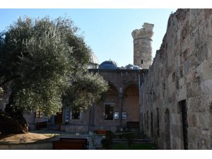 Tarihi Sarı Selim Camiinin minaresi asrın felaketine dayanamadı