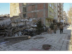 Vanlı güvenlik korucuları deprem bölgesinde nöbette