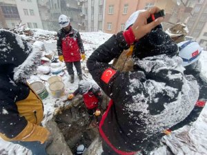 Çinli Arama Kurtarma Görevlilerine Otlu Peynir İkram Etmişlerdi, Yeni Görüntüleri Çıktı