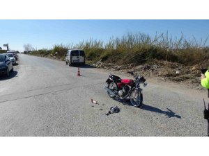 Manavgat’ta Hafif Ticari Araçla Motosiklet Çarpıştı: 1 Yaralı