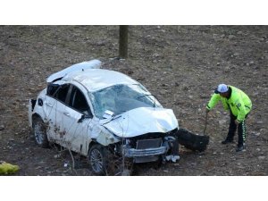 Çarpışan Otomobiller Uçuruma Düştü: 2 Ölü, 1 Yaralı