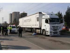 Yolun Karşısına Geçmek İsterken Tırın Altında Kalan Kişi Öldü