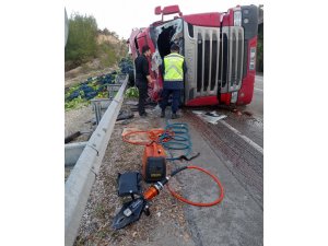 Isparta-antalya Karayolunda Sebze Yüklü Tır Devrildi: 1 Ölü