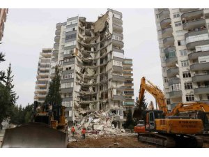 Depremde Yarısı Yıkılan Apartmanın Kontrollü Yıkımına Başlandı