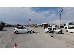 Manavgat’ta 2 Kişinin Yaralandığı Trafik Kazası Güvenlik Kamaralarına Saniye Saniye Yansıdı.