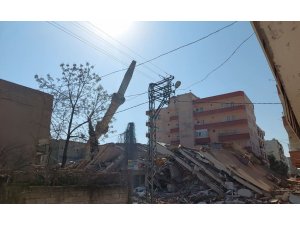 Depremde Hasar Gören Caminin Minaresi Kontrollü Şekilde Yıkıldı