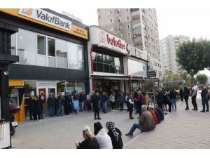 Deprem Kredisi Çekecek Vatandaşlar Bankaların Önünde Kuyruk Oluşturdu