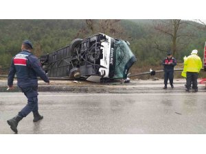 Isparta-antalya Karayolunda Yolcu Otobüsü Devrildi: 8 Yaralı