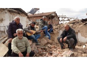 İ̇ki Depremzededen Enkaza Türkü