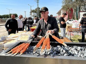 Adanalı Kebapçı Deprem Bölgelerine Giderek Kebap Yapıyor