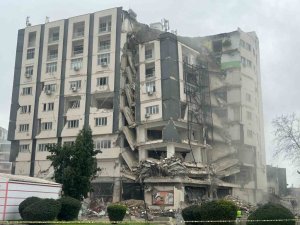Adana Ceyhan’ın Çarşı Merkezdeki En Büyük Binası Kontrollü Olarak Yıkıldı