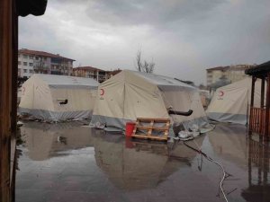 Malatya’da Çadırları Su Bastı