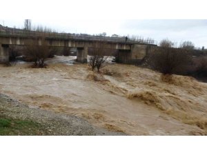 Malatya’da Sel Metrelerce Yükseklikte Dalgalar Oluşturdu