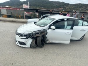 Gazipaşa’da İki Otomobil Çarpıştı: 2 Yaralı